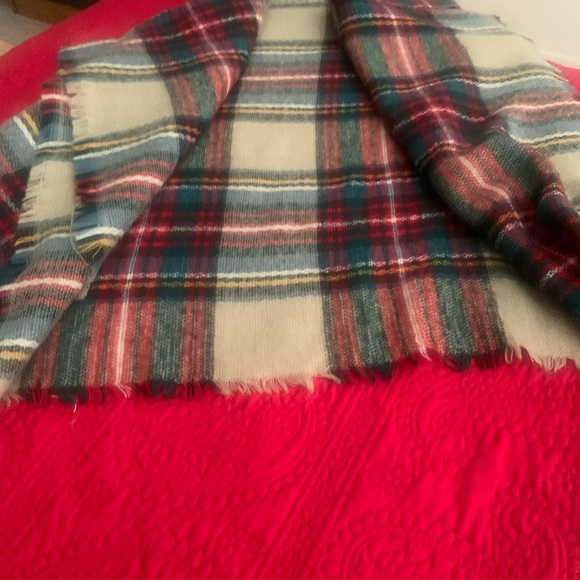 Beautiful large scarf or shawl. - Picture 5 of 5